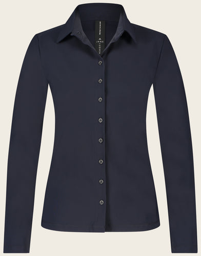 Blauwe blouse Kikkie U7211100 is een getailleerde blouse uit de basis collectie van Jane Luskha, heeft 3/4 lange mouwen, donkere knoopjes en een kraag. Deze stijlvolle blouse is ook ontzettend mooi om te dragen onder een pak. De blouse is uitgevoerd in het blauw en is van de bekende travel kwaliteit.