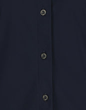 Afbeelding in Gallery-weergave laden, Blauwe blouse Ivy van Jane Lushka heeft een kraag, knoopjes aan de voorkant en de inzet van de mouw geeft het effect van een subtiele pofmouw. Blouse heeft een regular fit, een heel licht getailleerde pasvorm. Onderaan de mouw zit elastiek, als mooi detail.

