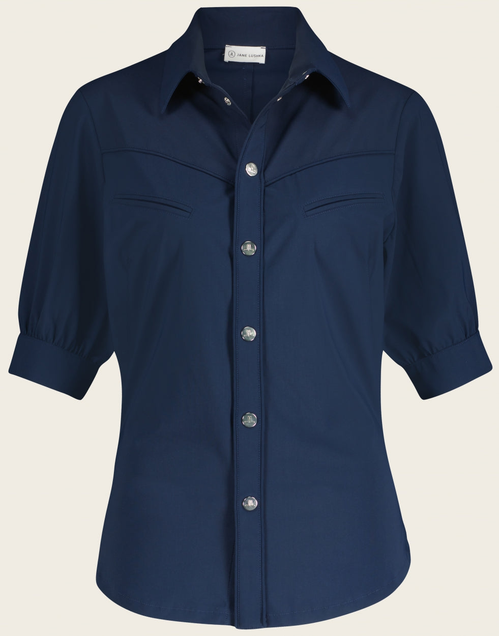 Donkerblauwe Blouse Lissy U7222550 van Jane Lushka is een getailleerde blouse in donkerblauw met kraag. Blouse heeft mooie naden en paspelzakken op de borst, drukknopen en korte mouwen met manchet en een knoop. Het model is aansluitend en loopt aan de onderkant rond. Combineer deze met Shorts Yana in dezelfde donkerblauwe kleur. 