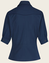 Afbeelding in Gallery-weergave laden, Donkerblauwe Blouse Lissy U7222550 van Jane Lushka is een getailleerde blouse in donkerblauw met kraag. Blouse heeft mooie naden en paspelzakken op de borst, drukknopen en korte mouwen met manchet en een knoop. Het model is aansluitend en loopt aan de onderkant rond. Combineer deze met Shorts Yana in dezelfde donkerblauwe kleur. 
