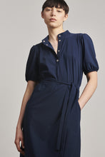 Afbeelding in Gallery-weergave laden, Blauwe Jurk, Dress Marianne Technical Jersey U92226096 van Jane Lushka is een jurk met een ceintuur in de taille om de jurk aan te snoeren. De jurk heeft een kraag, drukknoopjes en korte mouwen. De mouwen van Jurk Marianne heeft aan de onderkant elastiek dat een subtiele  pofmouw creëert. Dress Marianne is in de bekende travel kwaliteit.  Dress Marianne is een pracht van een jurk, vrouwelijk, klassiek en stijlvol. Ready to go!
