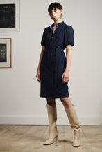 Afbeelding in Gallery-weergave laden, Blauwe Jurk, Dress Marianne Technical Jersey U92226096 van Jane Lushka is een jurk met een ceintuur in de taille om de jurk aan te snoeren. De jurk heeft een kraag, drukknoopjes en korte mouwen. De mouwen van Jurk Marianne heeft aan de onderkant elastiek dat een subtiele  pofmouw creëert. Dress Marianne is in de bekende travel kwaliteit.  Dress Marianne is een pracht van een jurk, vrouwelijk, klassiek en stijlvol. Ready to go!

