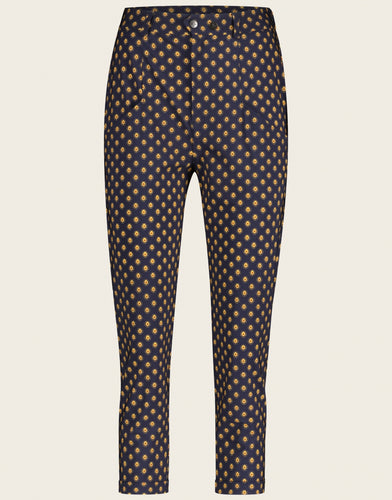 Travelkwaliteit blauwe broek met print. Pants Hazel UD22226085, heeft een knoopsluiting met rits en steekzakken. De broekspijp heeft een kleine omslag en op de achterkant zitten twee paspelzakken.