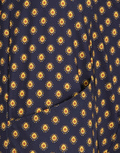 Load image into Gallery viewer, Travelkwaliteit blauwe broek met print. Pants Hazel UD22226085, heeft een knoopsluiting met rits en steekzakken. De broekspijp heeft een kleine omslag en op de achterkant zitten twee paspelzakken.
