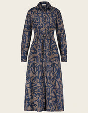 Load image into Gallery viewer, Dress Linna UK92224040 van Jane Lushka is een prachtige jurk van de bekende travel kwaliteit. Jurk Linna is een lange  doorknoopjurk met kraag in print kleurstelling, bruin, donkerblauw en fel blauw als klein detail. Jurk heeft lange mouwen en een rijgkoord in de taille.
