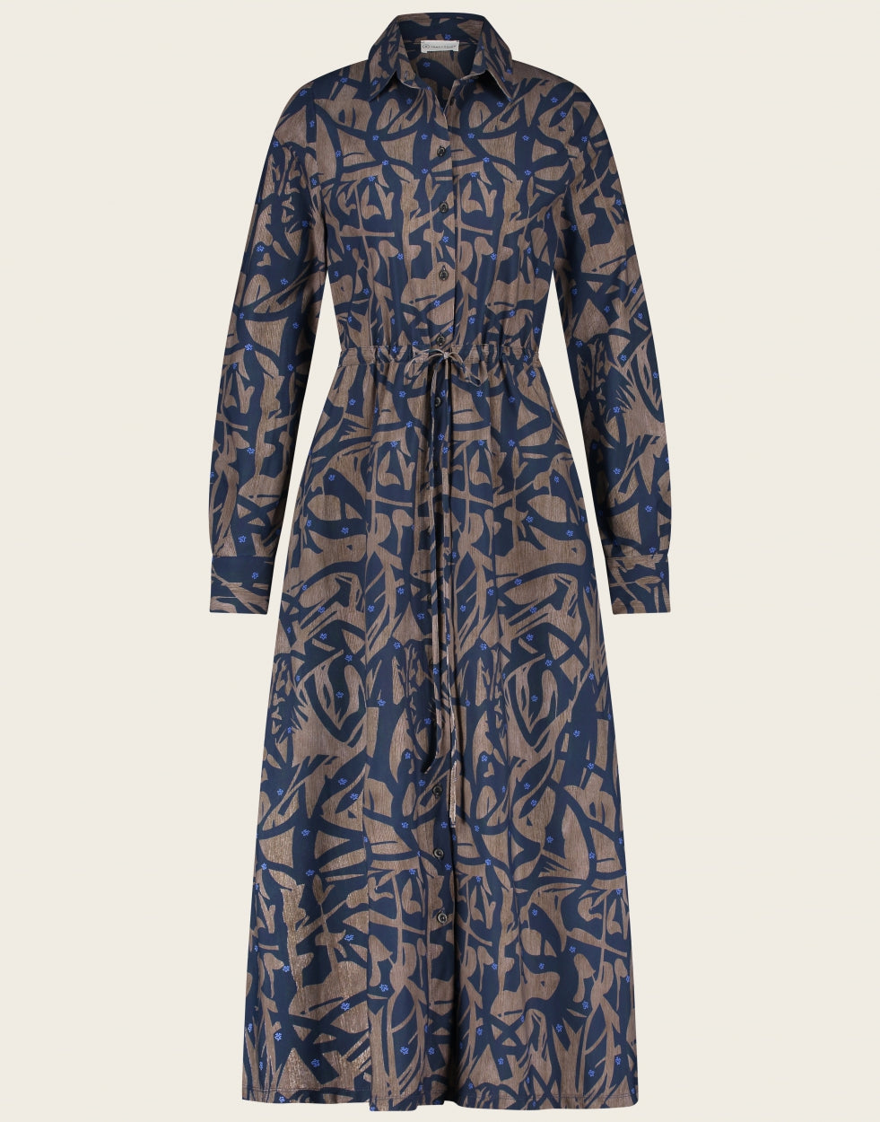 Dress Linna UK92224040 van Jane Lushka is een prachtige jurk van de bekende travel kwaliteit. Jurk Linna is een lange  doorknoopjurk met kraag in print kleurstelling, bruin, donkerblauw en fel blauw als klein detail. Jurk heeft lange mouwen en een rijgkoord in de taille.