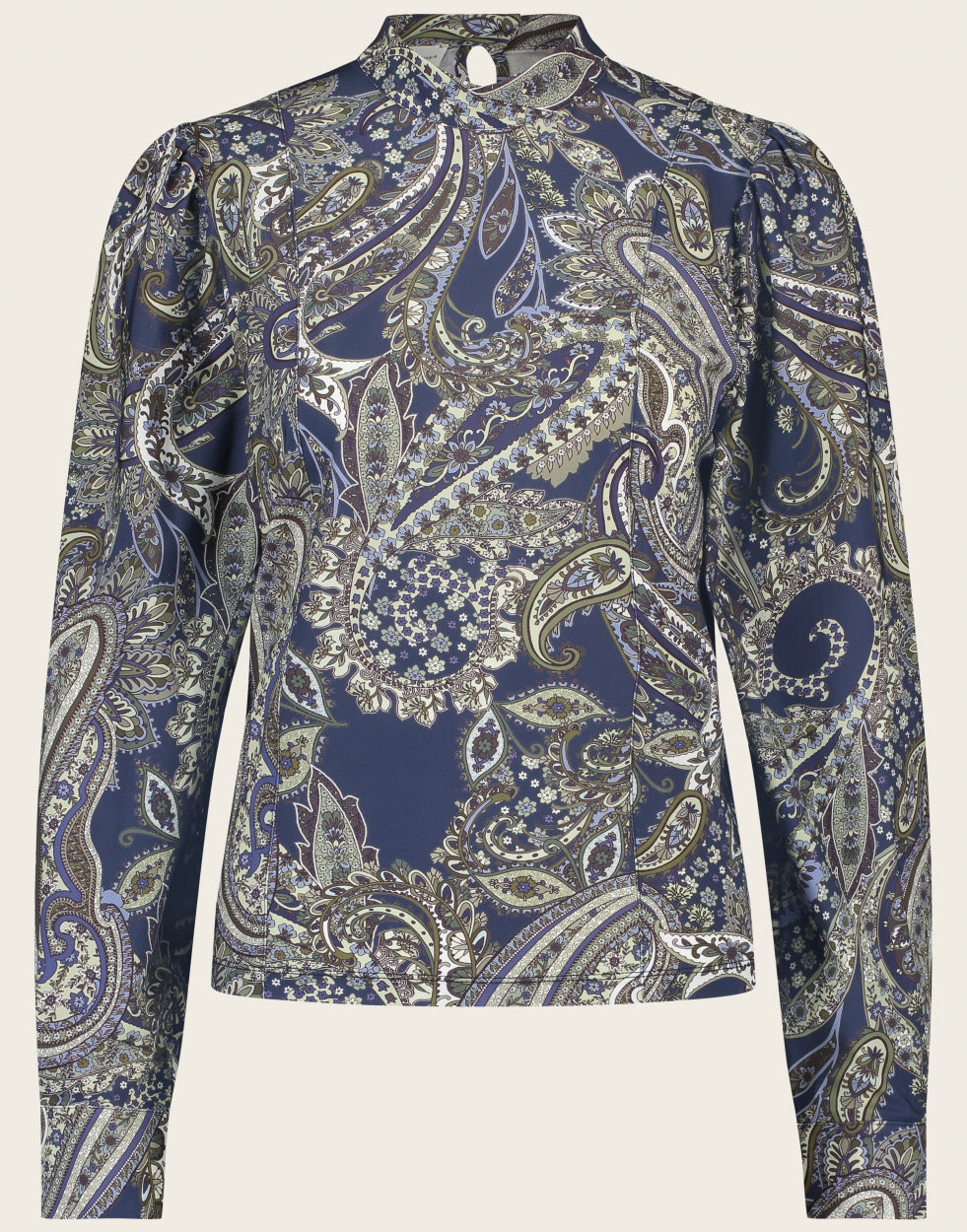 Jane Lushka Top Camila UP62226045 is een blauwe top met Paisley print, heeft lange mouwen met boord en knoopjes. De hals heeft een kleine opstaande kraag en wordt aan de achterkant gesloten met een knoopje. Deze prachtige top/blouse is van de bekende travelstof.
