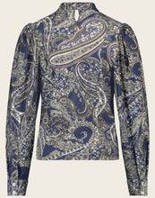 Load image into Gallery viewer, Jane Lushka Top Camila UP62226045 is een blauwe top met Paisley print, heeft lange mouwen met boord en knoopjes. De hals heeft een kleine opstaande kraag en wordt aan de achterkant gesloten met een knoopje. Deze prachtige top/blouse is van de bekende travelstof.
