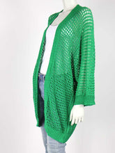 Load image into Gallery viewer, Vest Dolce Groen is een los vallend lang open gehaakt vest in ruim model. Vest Dolce is verkrijgbaar in verschillende kleuren: Groen, Fuchsia.
