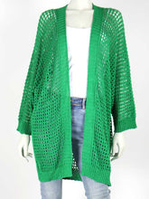 Afbeelding in Gallery-weergave laden, Vest Dolce Groen is een los vallend lang open gehaakt vest in ruim model. Vest Dolce is verkrijgbaar in verschillende kleuren: Groen, Fuchsia.
