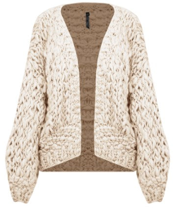 Vest Drica Beige is een zeer grof gebreid vest met lange mouwen. Dit hand made vest is ongeveer 62cm lang en te dragen als maat S t/m L. 