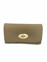 Afbeelding in Gallery-weergave laden, Lederen Clutch Finley Classic Grain Taupe, model wallet on chain is een chique kleine tas met verstelbare schouderband, deels goudkleurige ketting, deels lederen band.
