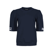 Afbeelding in Gallery-weergave laden, Sweater Zynto Navy SU22.60.302 van Maicazz is een prachtige sportieve top met een korte mouw.  Sweater heeft een ronde hals en korte pofmouw met logodetails. Valt normaal op maat en is verkrijgbaar in de kleuren: Navy, Offwhite.
