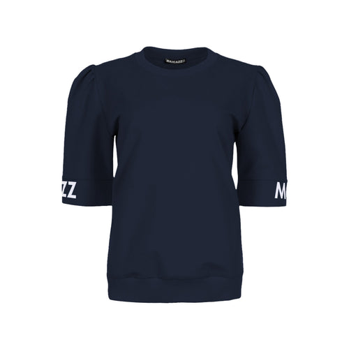 Sweater Zynto Navy SU22.60.302 van Maicazz is een prachtige sportieve top met een korte mouw.  Sweater heeft een ronde hals en korte pofmouw met logodetails. Valt normaal op maat en is verkrijgbaar in de kleuren: Navy, Offwhite.