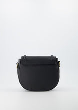 Afbeelding in Gallery-weergave laden, Zwarte Lederen tas Chelsea is een stevige halfronde klassieke tas met een gevlochten bies op de klep. Aan de binnenzijde zit een ritssluiting. De tas komt met een verstelbaar en afneembaar lang hengsel. Tas Chelsea is ook crossbody te dragen en is verkrijgbaar in verschillende kleuren: zwart leer, groen suède leer.  Ook ontzettend leuk om bij deze tas een losse &#39;bagstrap&#39; met een mooie print te bestellen, dan kun je dezelfde tas op twee manieren dragen.
