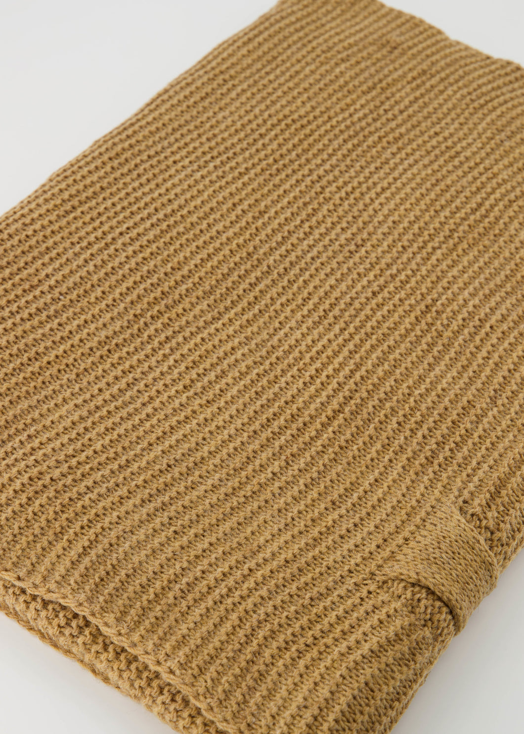 Omslagdoek, poncho is gebreid en kun je heerlijk over je schouders heen slaan en kan ook vastgemaakt worden door een punt door een lus te trekken. De Poncho is het gehele jaar door te dragen. Omslagdoek is verkrijgbaar in verschillende kleuren.