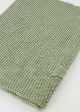 Afbeelding in Gallery-weergave laden, Groene omslagdoek, poncho is gebreid en kun je heerlijk over je schouders heen slaan en kan ook vastgemaakt worden door een punt door een lus te trekken. De Poncho is het gehele jaar door te dragen.  

