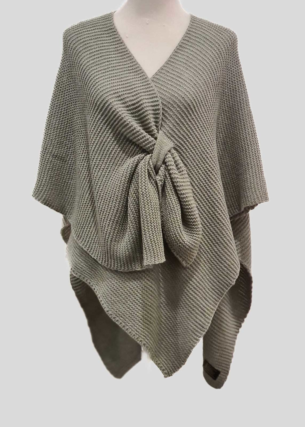 Groene omslagdoek, poncho is gebreid en kun je heerlijk over je schouders heen slaan en kan ook vastgemaakt worden door een punt door een lus te trekken. De Poncho is het gehele jaar door te dragen.  