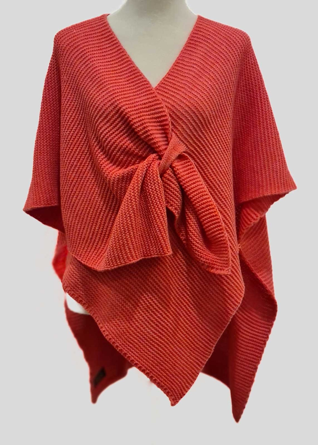 Koraal Omslagdoek, poncho is gebreid en kun je heerlijk over je schouders heen slaan en kan ook vastgemaakt worden door een punt door een lus te trekken. De Poncho is het gehele jaar door te dragen.  