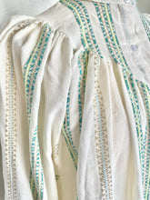 Load image into Gallery viewer, Oversized katoenen blouse, een heerlijk luchtige wijde blouse met lange mouwen, heeft op het voorpand en het achterpand een dubbel gestikt stuk in een punt, als leuk detail. Deze blouse heeft een mooi patroon in kleur met lurex draad. Deze blouse is verkrijgbaar in verschillende kleuren: Beige/Blue, Beige/Pink, Beige/Green.
