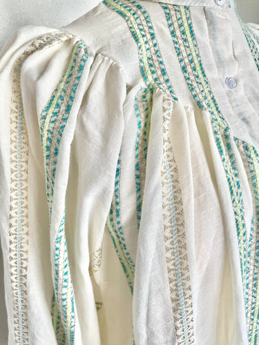 Oversized katoenen blouse, een heerlijk luchtige wijde blouse met lange mouwen, heeft op het voorpand en het achterpand een dubbel gestikt stuk in een punt, als leuk detail. Deze blouse heeft een mooi patroon in kleur met lurex draad. Deze blouse is verkrijgbaar in verschillende kleuren: Beige/Blue, Beige/Pink, Beige/Green.