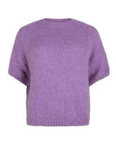 Afbeelding in Gallery-weergave laden, Lila Trui Babe is een gebreide trui met korte mouwen. De trui is verkrijgbaar in één maat, draagbaar voor maat S/M/L. En is verkrijgbaar in verschillende kleuren: beige, lila, brique.
