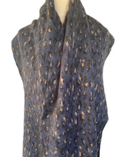 Load image into Gallery viewer, Zachte Sjaal met panterprint. Panterprint sjaal is verkrijgbaar in verschillende kleuren: Vert en Blue Marine. Met deze sjaal ben je helemaal klaar voor het najaar en de winter.
