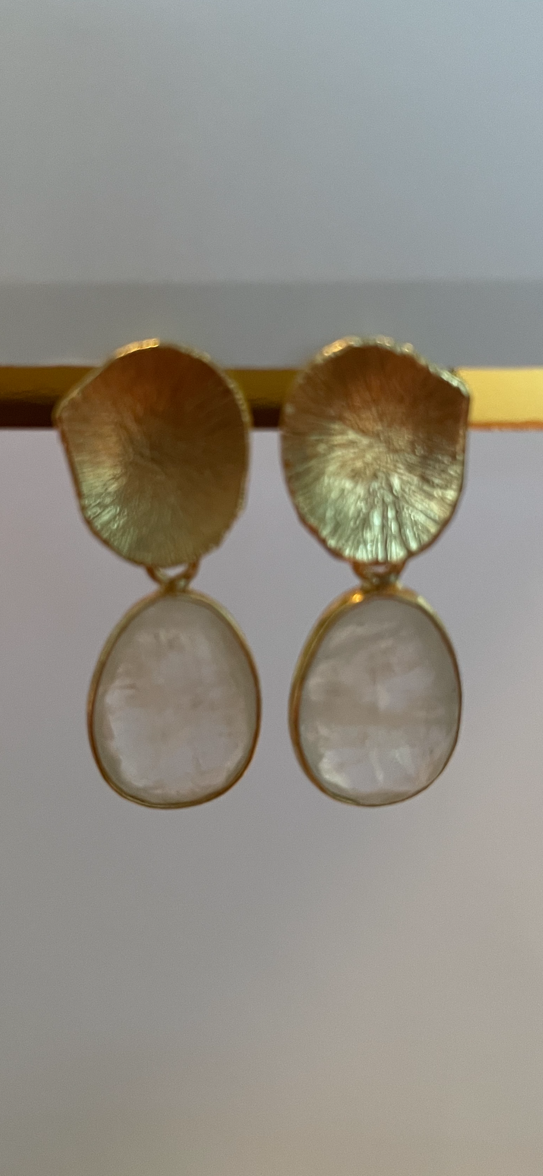 Witte Oorbellen met Edelsteen Bergkristal, prachtige gold plated oorbellen, type oorstekers. Afmeting van deze oorbellen is 3cm x 1,5cm.