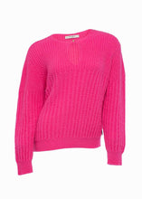 Load image into Gallery viewer, Dame Blanche Trui Cato 996 Macu Pink is een modieuze trui met een knoopje als leuk detail bij de hals. De trui heeft 2 verschillende soorten breisteken. Deze prachtige trui is in verschillende kleuren verkrijgbaar: Pink, Pool.

