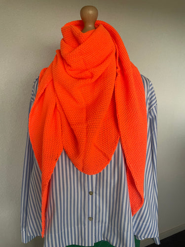 Sjaal Triangle Fluo Oranje is een kleine gebreide sjaal en kan ook in een punt gedragen worden. Deze sjaal is verkrijgbaar in verschillende kleuren: Blauw, Camel, Fluo groen, Fluo oranje, Roze.  Met deze sjaal maak je jouw outfit af, sjaal is het gehele seizoen door te dragen. 