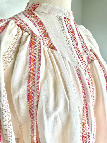 Oversized katoenen blouse, een heerlijk luchtige wijde blouse met lange mouwen, heeft op het voorpand en het achterpand een dubbel gestikt stuk in een punt, als leuk detail. Deze blouse heeft een mooi patroon in kleur met lurex draad. Deze blouse is verkrijgbaar in verschillende kleuren: Beige/Blue, Beige/Pink, Beige/Green.