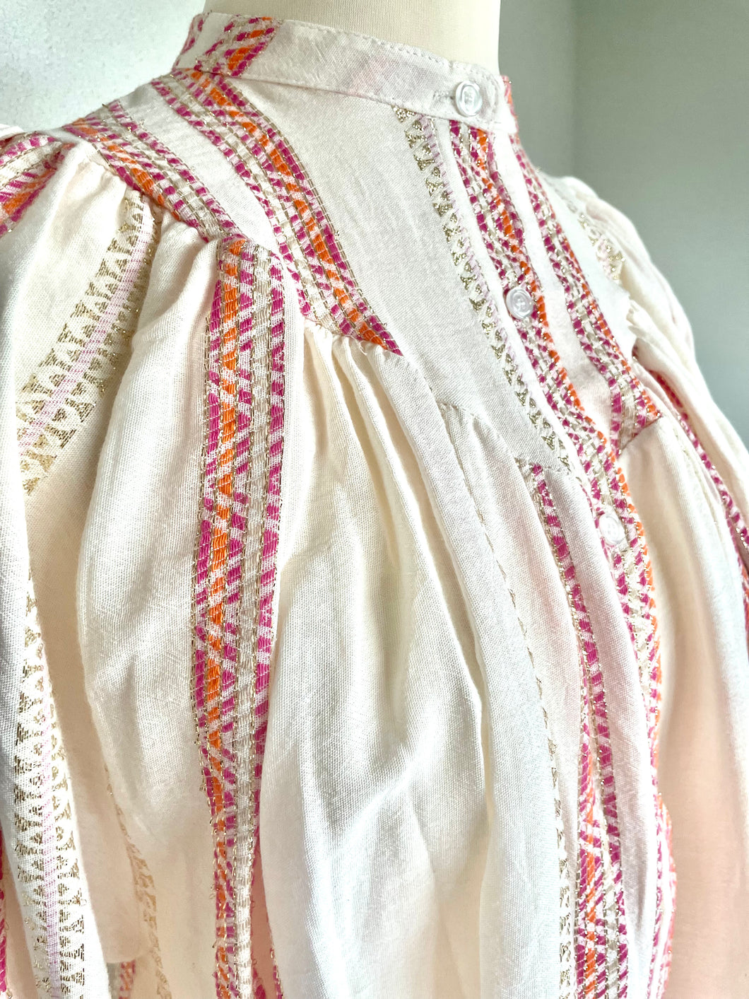 Oversized katoenen blouse, een heerlijk luchtige wijde blouse met lange mouwen, heeft op het voorpand en het achterpand een dubbel gestikt stuk in een punt, als leuk detail. Deze blouse heeft een mooi patroon in kleur met lurex draad. Deze blouse is verkrijgbaar in verschillende kleuren: Beige/Blue, Beige/Pink, Beige/Green.