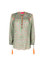 Load image into Gallery viewer, Groene Blouse van Place du Soleil, Floral Affair Mix Blouse is een wijder model blouse met lange mouwen en flosjes. Blouse heeft een ronde hals met oranje biesjes, knoopjes en flosjes. Blouse heeft een mooi bloemenmotief en ruches op de schouders.
