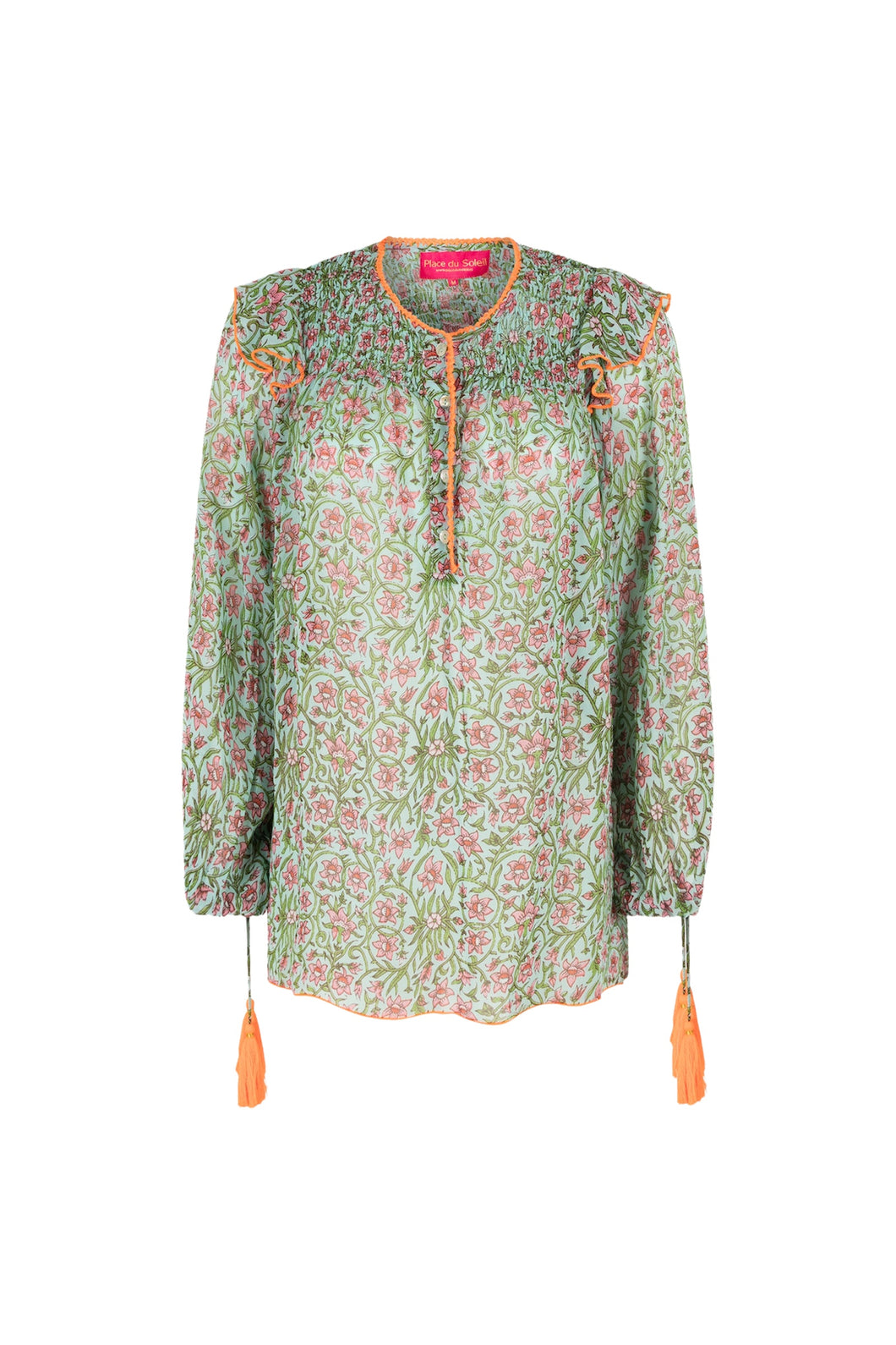 Groene Blouse van Place du Soleil, Floral Affair Mix Blouse is een wijder model blouse met lange mouwen en flosjes. Blouse heeft een ronde hals met oranje biesjes, knoopjes en flosjes. Blouse heeft een mooi bloemenmotief en ruches op de schouders.