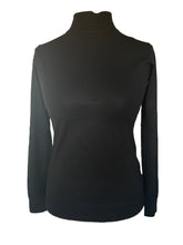 Afbeelding in Gallery-weergave laden, Trui Turtleneck heeft lange mouwen en is een heerlijk zachte dunne trui met cashmere. Deze trui is verkrijgbaar in verschillende kleuren: ecru, zwart, kobalt.
