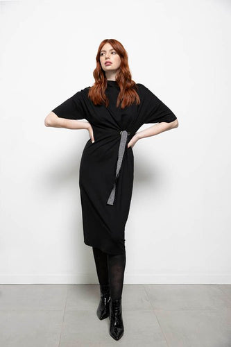Zwarte Jurk, Dame Blanche Jurk Fem 983 Milan Black is een jurk met een opstaande kraag en heeft half lange mouwen. Jurk valt over de knie en heeft als leuk detail twee stansringen met een speels dessin ceintuur.  Zeer zachte stof, draagt erg comfortabel!
