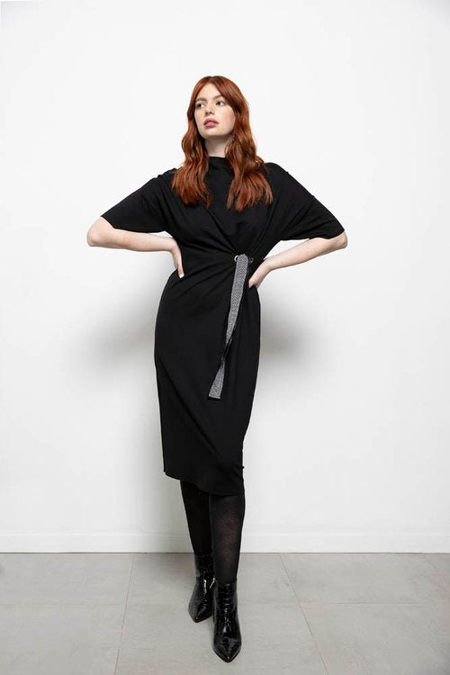 Zwarte Jurk, Dame Blanche Jurk Fem 983 Milan Black is een jurk met een opstaande kraag en heeft half lange mouwen. Jurk valt over de knie en heeft als leuk detail twee stansringen met een speels dessin ceintuur.  Zeer zachte stof, draagt erg comfortabel!