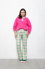 Load image into Gallery viewer, Roze Trui, Dame Blanche Trui Cato 996 Macu Pink is een modieuze trui met een knoopje als leuk detail bij de hals. De trui heeft 2 verschillende soorten breisteken. Deze prachtige trui is in verschillende kleuren verkrijgbaar: Pink, Pool.
