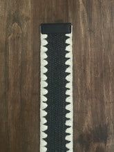 Afbeelding in Gallery-weergave laden, Elastische Riem Zwart/Ecru is een prachtige riem van 5cm breed en 100cm lengte, met ombre gesp en aan het uiteinde afgewerkt met een zwart leder stuk.
