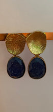 Load image into Gallery viewer, Blauwe Oorbellen met Edelsteen Lapis Lazuli, prachtige gold plated oorbellen, type oorstekers. Afmeting van deze oorbellen is 3cm x 1,5cm.
