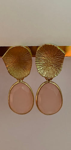 Roze Oorbellen met Edelsteen Rose Quartz, prachtige gold plated oorbellen, type oorstekers. Afmeting van deze oorbellen is 3cm x 1,5cm.