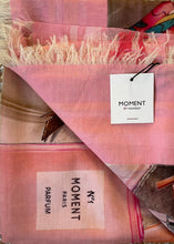 Load image into Gallery viewer, Roze Sjaal van Moment by Moment in roze, multicolor. Sjaal item referentie 21.116-22 in de kleur 502 Pink van de voorjaars collectie. Met deze sjaal ben je helemaal klaar voor het voorjaar.
