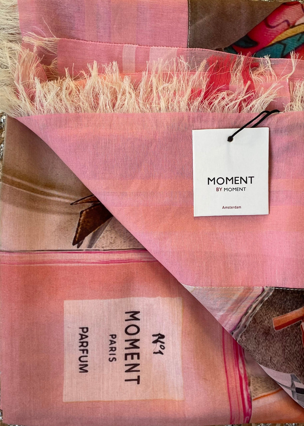Roze Sjaal van Moment by Moment in roze, multicolor. Sjaal item referentie 21.116-22 in de kleur 502 Pink van de voorjaars collectie. Met deze sjaal ben je helemaal klaar voor het voorjaar.
