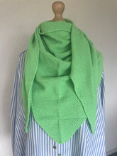 Afbeelding in Gallery-weergave laden, Sjaal Triangle Fluo Groen is een kleine gebreide sjaal en kan ook in een punt gedragen worden. Deze sjaal is verkrijgbaar in verschillende kleuren: Blauw, Camel, Fluo groen, Fluo oranje, Roze.  Met deze sjaal maak je jouw outfit af, sjaal is het gehele seizoen door te dragen. 
