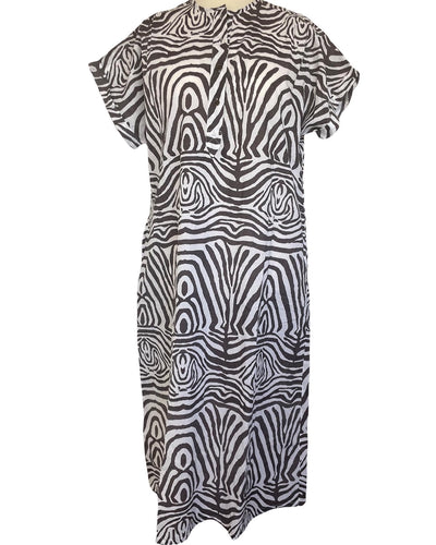 Zomerjurk, Kaftan van Moment by Moment in een vale zwart/wit print in zebra dessin. Zomerjurk heeft een ronde hals met vier knoopjes en heeft steekzakken. In deze serie is verkrijgbaar: Zomerjurk, super grote strandtas, te sluiten met een strikje en een mini tasje met rits.  Met deze prachtige set ben je helemaal klaar voor het strand of het terras. De kaftan/zomerjurk is ook los verkrijgbaar.