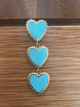 Load image into Gallery viewer, Oorbellen Hearts Blue zijn mooie oorbellen, type oorstekers in kettingvorm van drie harten. Deze oorbellen zijn verkrijgbaar in verschillende kleuren: roze, blauw.
