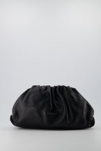 Afbeelding in Gallery-weergave laden, Zwarte Tas Estelle is een stijlvolle vrouwelijke lederen handtas van lamsleer. De leren crossbody tas wordt geleverd met een lang verstelbaar hengsel, heeft een groot binnen vak en een afsluitbaar vakje aan de binnenzijde.
