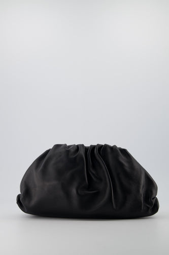 Zwarte Tas Estelle is een stijlvolle vrouwelijke lederen handtas van lamsleer. De leren crossbody tas wordt geleverd met een lang verstelbaar hengsel, heeft een groot binnen vak en een afsluitbaar vakje aan de binnenzijde.