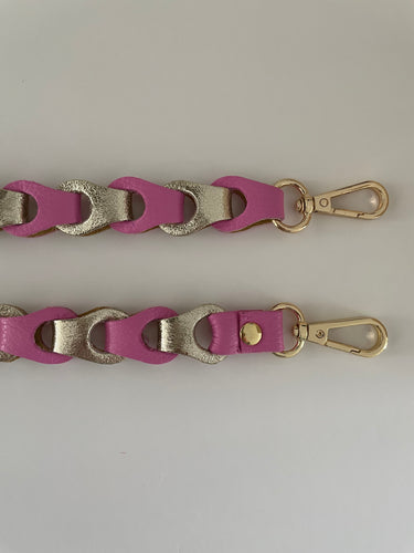 Lederen Bagstrap Small, schouderband voor aan een tas. De band is ca. 2,5cm breed en is niet verstelbaar. De schouderband is in verschillende kleuren verkrijgbaar: Zwart-Beige-Zilvermetallic, Roze-Goudmetallic,, Wit-Taupe-Beige-Goudmetallic.