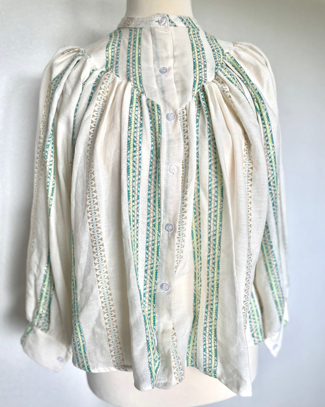 Oversized katoenen blouse, een heerlijk luchtige wijde blouse met lange mouwen, heeft op het voorpand en het achterpand een dubbel gestikt stuk in een punt, als leuk detail. Deze blouse heeft een mooi patroon in kleur met lurex draad. Deze blouse is verkrijgbaar in verschillende kleuren: Beige/Blue, Beige/Pink, Beige/Green.